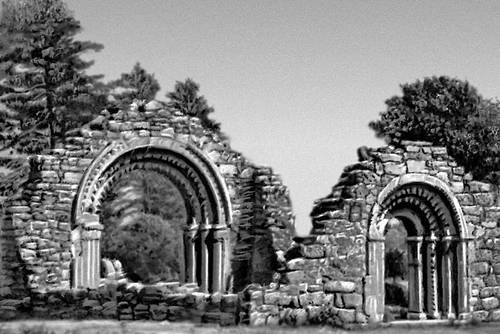 Руины портала и арки хора церкви Монахинь в Клонмакнойсе. 1167—80.