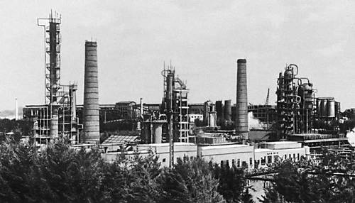 Завод по производству нефтепродуктов из сланца в г. Маомин (провинция Гуандун).