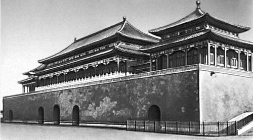 Пекин. Комплекс императорского дворца — «Запретный город». 15 в. Ворота Умынь.