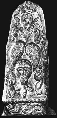 Каменный столб с рельефом из Санкт-Гоара (ФРГ). 3 в. до н. э. Музей земли Рейнланд. Бонн.