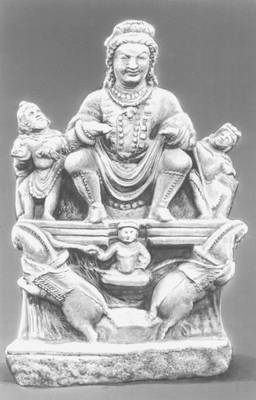 Кушанское царство. Статуя солнечного божества. Мрамор. 3—4 вв. Кабульский музей.