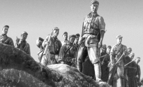 Кадр из фильма «Стальной солдат». Реж. Чэн Инь. 1950.