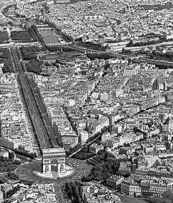 Франция. Париж. Вид столицы со стороны площади де Голля. На втором плане — Елисейские поля и примыкающие к ним районы.