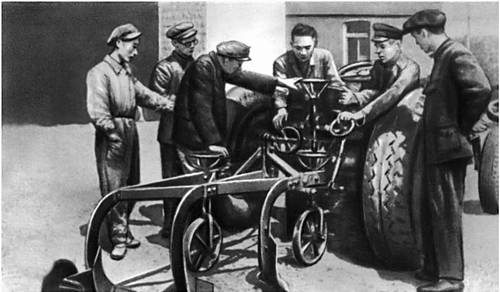 Испытание первого китайского трактора, изготовленного при участии советских специалистов.