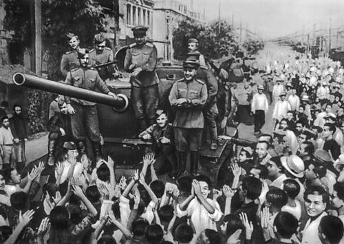 Встреча Советской Армии-освободительницы населением г. Далянь. Август 1945.