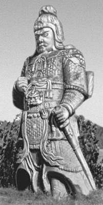 Фигура воина на «аллее духов» императорского погребения Шисаньлин близ Пекина. Мрамор. 15—17 вв.